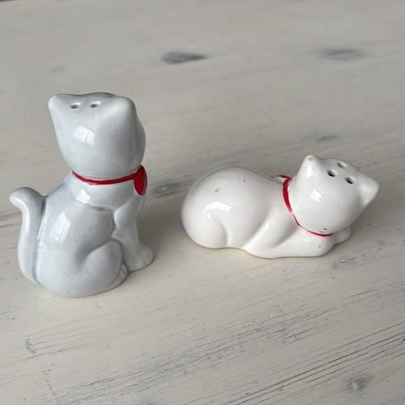 Kittens with Bows! Vintage Ceramic Salt & Pepper Shakers - Picture 5 of 8